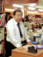 染川正行店長